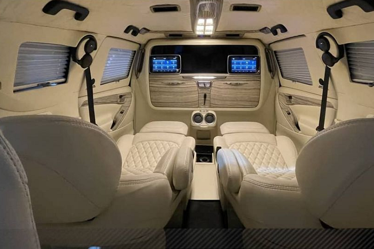 Sự thay đổi đầu tiên mà Reddy Customs tạo ra trên bản độ Toyota Innova siêu sang nằm ở việc trang bị thêm một vách ngăn giữa hàng ghế trước và hai hàng ghế sau. Điều này sẽ tạo sự riêng tự tuyệt đối cho hành khách. Trên vách ngăn này, xưởng độ cũng sử dụng phần ốp chỉ toàn gỗ và da, kết hợp trang bị 2 màn hình giải trí riêng biệt gắn trên vách.