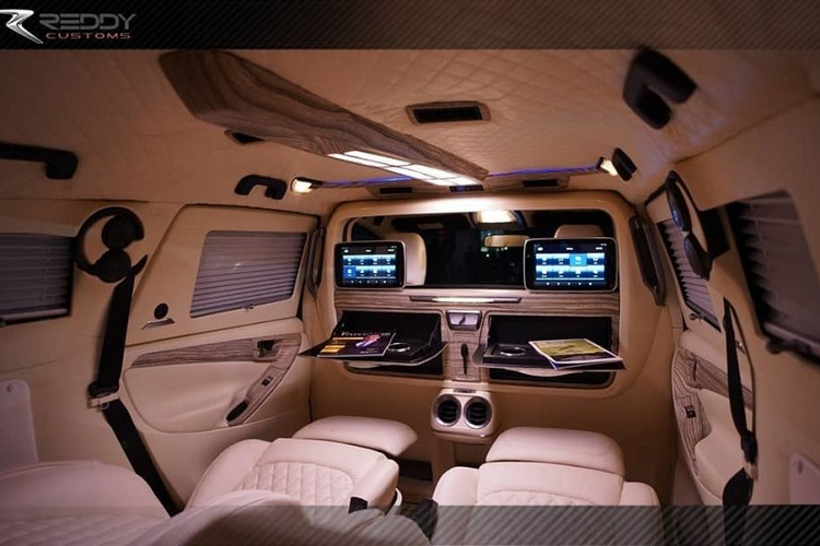 Để đáp ứng tiêu chí của một mẫu xe chuẩn thương gia, bản độ Toyota Innova này cũng không thể thiếu đi 2 ghế giữa dạng độc lập, cấu hình xe theo kiểu 2-2-2 với sức chứa 6 người ngồi. Trong đó, riêng băng ghế giữa thiết kế cho ông chủ có đầy đủ các chức năng từ bàn làm việc, đèn đọc sách, độ ngả lớn, các cổng sạc điện thoại...