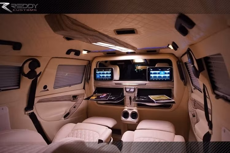 Để đáp ứng tiêu chí của một mẫu xe chuẩn thương gia, bản độ Toyota Innova này cũng không thể thiếu đi 2 ghế giữa dạng độc lập, cấu hình xe theo kiểu 2-2-2 với sức chứa 6 người ngồi. Trong đó, riêng băng ghế giữa thiết kế cho ông chủ có đầy đủ các chức năng từ bàn làm việc, đèn đọc sách, độ ngả lớn, các cổng sạc điện thoại...