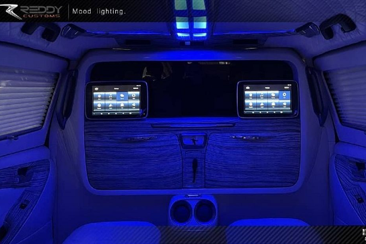 Theo xưởng độ Reddy Customs, họ chỉ can thiệp vào nâng cấp các đồ nội thất trong xe và không có tinh chỉnh nào về các chi tiết động cơ, hệ thống treo nguyên bản. Chính vì vậy, giá độ xe Toyota Innova này cũng dừng lại ở con số rất hợp lý, chỉ ở mức khá rẻ.