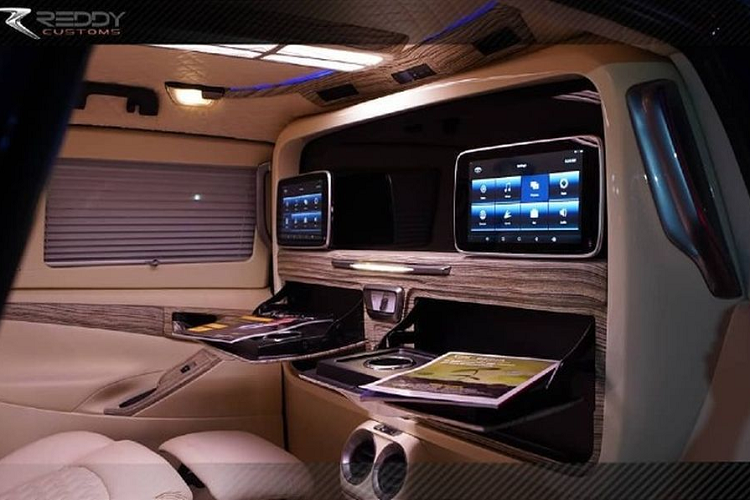 Tiếp tới, toàn bộ không gian cabin của bản độ Toyota Innova đều được ốp gỗ và bọc da các chi tiết nội thất, tạo cảm giác sang trọng và đẹp mắt. Hệ thống đèn trần và loa vòm được bố trí xung quanh khoang phía sau, giúp mang tới sự thư giãn cho chủ nhân.