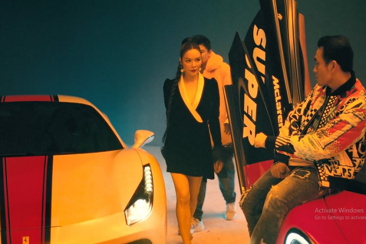 Trong bộ 3 siêu xe này, Đàm Vĩnh Hưng lại chọn bước ra từ chiếc siêu xe Ferrari F8 Tributo trong khi Lý Nhã Kỳ lại bước ra từ chiếc xe Ferrari 488 GTB màu trắng. Ngoài ra, siêu xe McLaren 570S độ khủng được đỗ chính giữa.