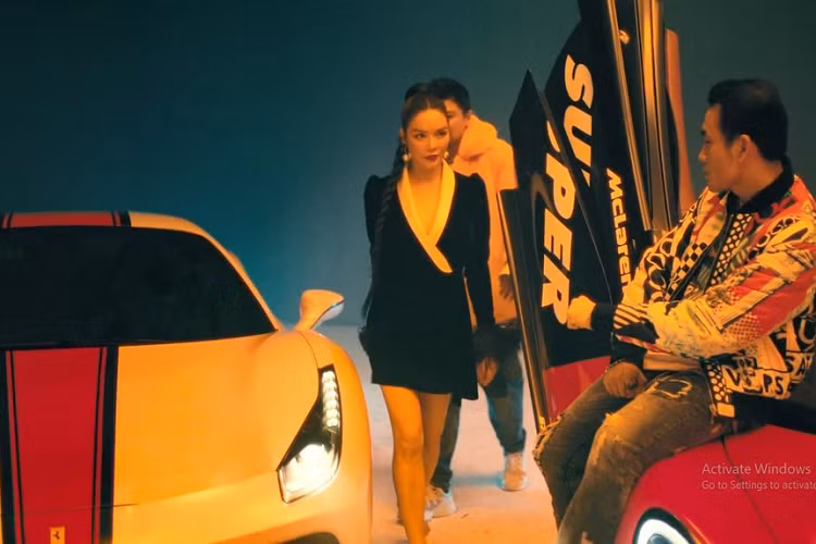 Trong bộ 3 siêu xe này, Đàm Vĩnh Hưng lại chọn bước ra từ chiếc siêu xe Ferrari F8 Tributo trong khi Lý Nhã Kỳ lại bước ra từ chiếc xe Ferrari 488 GTB màu trắng. Ngoài ra, siêu xe McLaren 570S độ khủng được đỗ chính giữa.