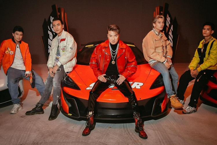 Các phân cảnh này cho thấy bộ 3 siêu xe được xếp ngay ngắn để Mr.Đàm cùng bạn diễn quay MV chứ không được mang đi ngoại cảnh chụp ảnh cũng như quay MV. Tin tức ban đầu cho biết, đây không phải là sản phẩm âm nhạc hiếm hoi được Đàm Vĩnh Hưng quay với siêu xe hay xe siêu sang vào MV để quay.