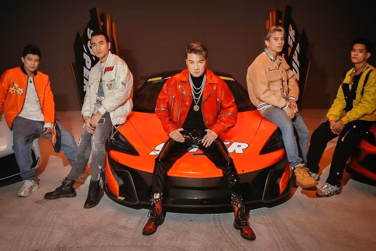 Các phân cảnh này cho thấy bộ 3 siêu xe được xếp ngay ngắn để Mr.Đàm cùng bạn diễn quay MV chứ không được mang đi ngoại cảnh chụp ảnh cũng như quay MV. Tin tức ban đầu cho biết, đây không phải là sản phẩm âm nhạc hiếm hoi được Đàm Vĩnh Hưng quay với siêu xe hay xe siêu sang vào MV để quay.