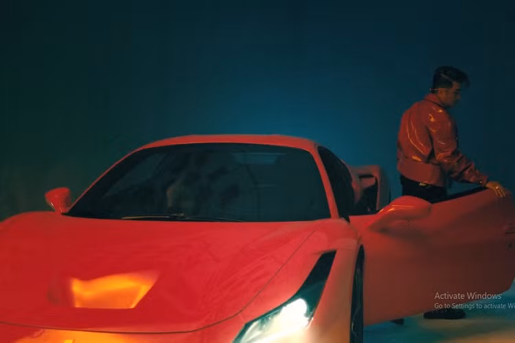 Đàm Vĩnh Hưng cùng dàn trai nam thần trong MV của mình xoay quanh các chị em, sản phẩm âm nhạc của Mr. Đàm còn có 3 siêu xe bao gồm Ferrari 488 GTB màu trắng, McLaren 570S và Ferrari F8 Tributo Được biết, chiếc siêu xe Ferrari F8 Tributo xuất hiện trong MV mới của Đàm Vĩnh Hưng là xe thứ 3 về nước và hiện vẫn chưa có chủ nhân. Ban đầu, siêu xe này được 1 đại gia ở tỉnh Bà Rịa - Vũng Tàu mua về nhưng chỉ chưa được 1 tháng đã bán lại.