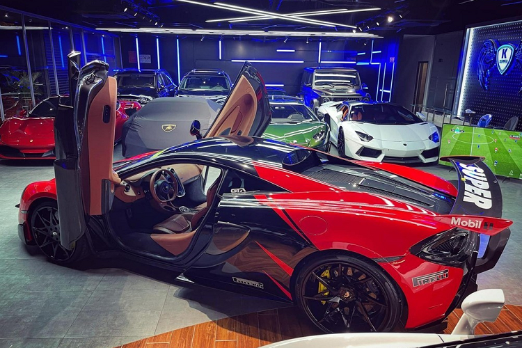 Siêu xe Ferrari F8 Tributo được trang bị khối động cơ V8, dung tích 3.9 lít, tăng áp kép, sở hữu công suất tối đa 710 mã lực và mô-men xoắn cực đại 770 Nm. Phiên bản siêu xe như Ferrari F8 Tributo có khả năng tăng tốc từ vị trí xuất phát lên 100 km/h chỉ trong thời gian 2,9 giây, trước khi đạt tốc độ tối đa lên đến 340 km/h.