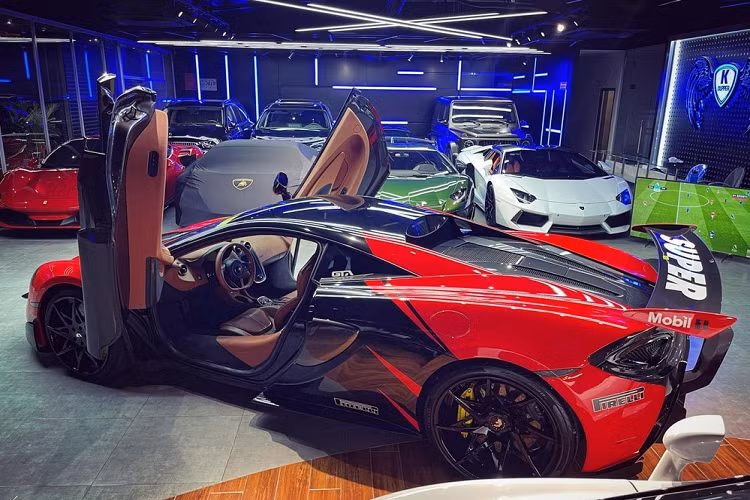 Siêu xe Ferrari F8 Tributo được trang bị khối động cơ V8, dung tích 3.9 lít, tăng áp kép, sở hữu công suất tối đa 710 mã lực và mô-men xoắn cực đại 770 Nm. Phiên bản siêu xe như Ferrari F8 Tributo có khả năng tăng tốc từ vị trí xuất phát lên 100 km/h chỉ trong thời gian 2,9 giây, trước khi đạt tốc độ tối đa lên đến 340 km/h.