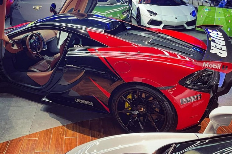 Điểm nhấn của siêu xe McLaren 570S này chính là ngoại thất xe sở hữu gói độ body kit 570-VX của hãng Vorsteiner với cánh gió đuôi khổng lồ, phần đầu xe có thêm cản va trước hầm hố và nẹp sườn mới cùng với đó là bộ mâm Forgiato độ cá tính.