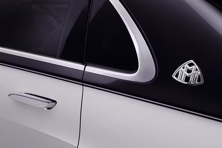 Ngoài bộ áo 2 màu đắt đỏ, chiếc xe siêu sang Mercedes-Maybach S580 4Matic 2021 này còn có nhiều chi tiết mạ crôm sáng bóng. Ở thế hệ mới, dòng xe Mercedes-Maybach S-Class 2021 có sự mới mẻ với đèn pha LED cá tính và gọn gàng hơn trước.