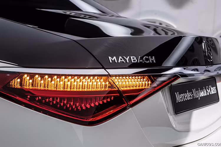 Phía sau có đèn hậu LED thiết kế hoàn toàn mới và ống xả vuông vức hơn bản cũ với điểm nhấn là có thanh nằm ngang. Lưới tản nhiệt vẫn là kiểu nan dọc nhưng sửa đổi nhẹ thiết kế, Mercedes-Maybach S-Class 2021 có mặt tiền mới với hốc gió chia thành 3 phần riêng biệt, 2 hốc gió bên được mở rộng tối đa, xe sử dụng bộ mâm cỡ lớn kích thước 20 inch.