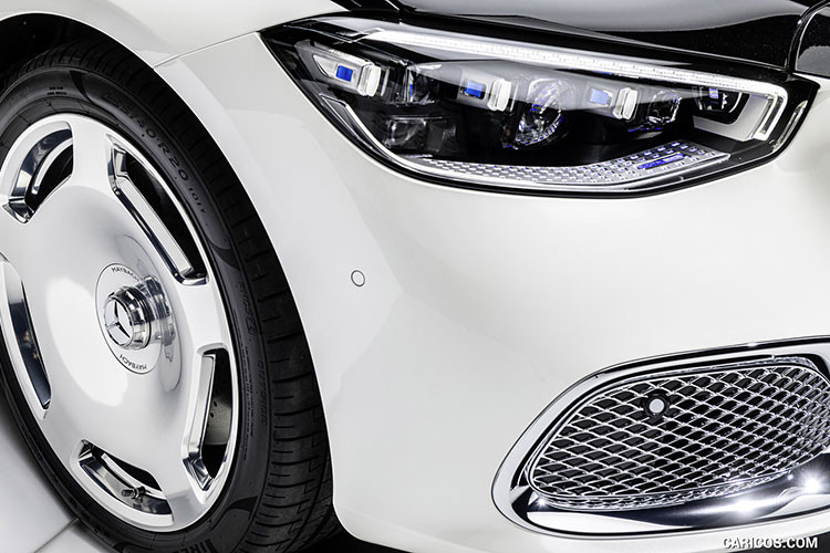 Chiếc xe siêu sang Mercedes-Maybach S580 4Matic 2021 đầu tiên nhăm nhe về Việt Nam được cho là có 2 màu sơn trắng và đen. Tùy chọn phối 2 màu trên dòng xe siêu sang Mercedes-Maybach S-Class 2021 có giá lên đến 431 triệu đồng, tương đương giá một chiếc xe cỡ A - VinFast Fadil mới cứng tại Việt Nam chưa có khuyến mãi.