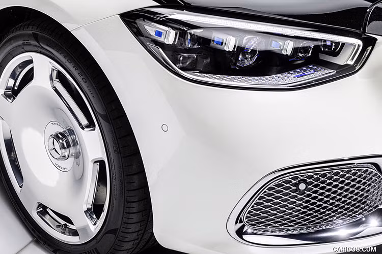 Chiếc xe siêu sang Mercedes-Maybach S580 4Matic 2021 đầu tiên nhăm nhe về Việt Nam được cho là có 2 màu sơn trắng và đen. Tùy chọn phối 2 màu trên dòng xe siêu sang Mercedes-Maybach S-Class 2021 có giá lên đến 431 triệu đồng, tương đương giá một chiếc xe cỡ A - VinFast Fadil mới cứng tại Việt Nam chưa có khuyến mãi.