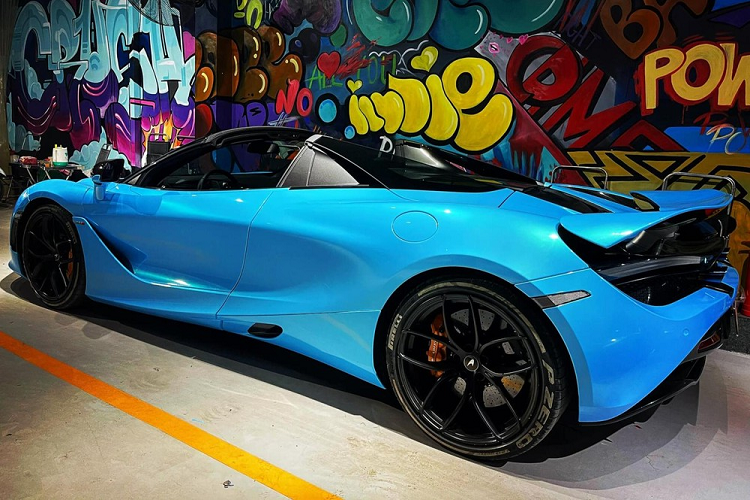 Sức mạnh được truyền tới bánh thông qua hộp số tự động tuần tự 7 cấp, cho phép siêu xe mui trần McLaren 720S Spider tăng tốc từ vị trí xuất phát lên 100 km/h trong thời gian 2,9 giây và 0-200 km/h trong 7,9 giây trước khi đạt vận tốc tối đa 341 km/h