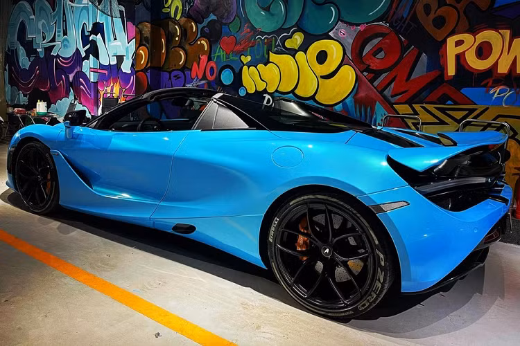 Sức mạnh được truyền tới bánh thông qua hộp số tự động tuần tự 7 cấp, cho phép siêu xe mui trần McLaren 720S Spider tăng tốc từ vị trí xuất phát lên 100 km/h trong thời gian 2,9 giây và 0-200 km/h trong 7,9 giây trước khi đạt vận tốc tối đa 341 km/h