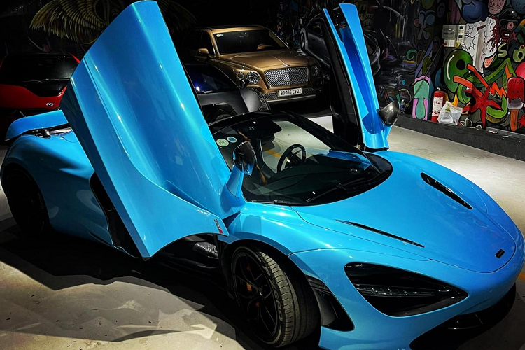 Bên trong khoang lái chiếc siêu xe mui trần McLaren 720S Spider mới thay áo sang màu xanh ngọc có nội thất bọc da màu đen cùng chỉ may và dây dai an toàn hoàn thành với tông màu cam. Chiếc xe này từng được nhập khẩu từ Mỹ về Hồng Kông trước khi cập cảng Tân Cảng - Cái Mép của Việt Nam.