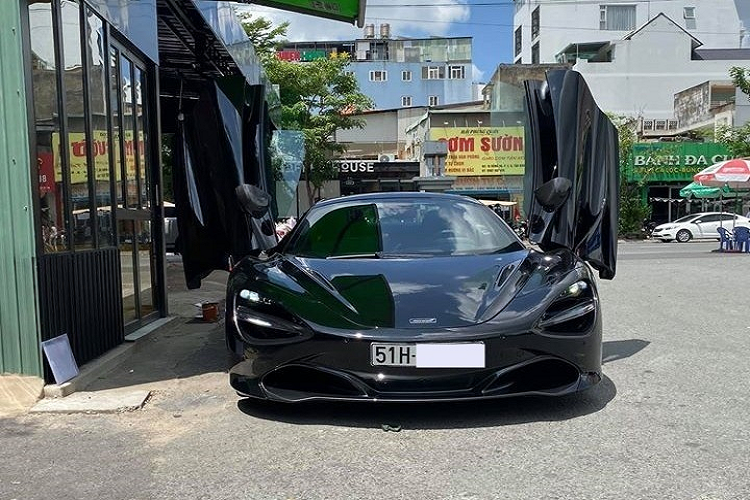 Bộ áo mới trên siêu xe mui trần McLaren 720S Spider từng của một người bán lan đột biến ở Củ Chi là màu xanh Fistral cá tính và độc đáo. Điểm nhấn trên bộ áo này còn phải kể đến các chi tiết được sơn đen và cả carbon trong gói Performance của xe.
