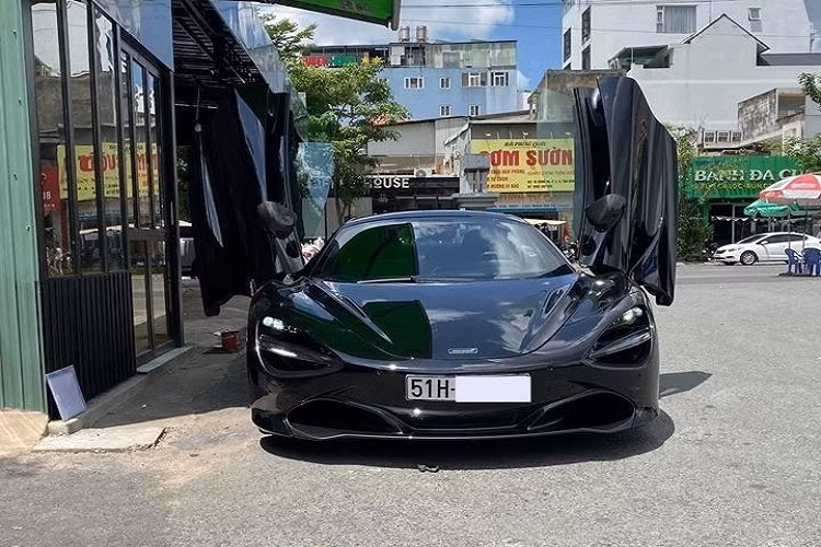 Bộ áo mới trên siêu xe mui trần McLaren 720S Spider từng của một người bán lan đột biến ở Củ Chi là màu xanh Fistral cá tính và độc đáo. Điểm nhấn trên bộ áo này còn phải kể đến các chi tiết được sơn đen và cả carbon trong gói Performance của xe.