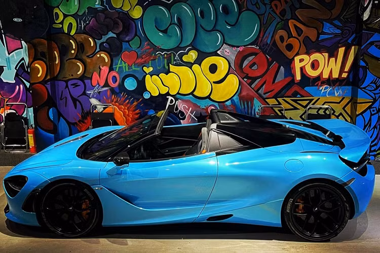 Giá xe McLaren 720S Spider tại Việt Nam khoảng hơn 20 tỷ đồng, xe được trang bị khối động cơ xăng V8, tăng áp kép, dung tích 4.0 lít, sản sinh công suất tối đa 710 mã lực tại vòng tua máy 7.000 vòng/phút và mô-men xoắn cực đại 770 Nm tại vòng tua máy 5.500 vòng/phút.