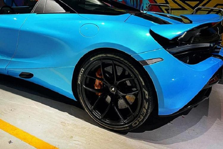 Tuy nhiên, khi phần mui xếp cứng của siêu xe mui trần McLaren 720S Spider được hạ xuống, tốc độ tối đa của xe chỉ có thể đạt vận tốc 325 km/h. McLaren 720S Spider có thể xem là chiếc siêu xe mui trần sử dụng động cơ V8 mạnh nhất trên thế giới hiện nay.