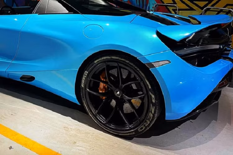 Tuy nhiên, khi phần mui xếp cứng của siêu xe mui trần McLaren 720S Spider được hạ xuống, tốc độ tối đa của xe chỉ có thể đạt vận tốc 325 km/h. McLaren 720S Spider có thể xem là chiếc siêu xe mui trần sử dụng động cơ V8 mạnh nhất trên thế giới hiện nay.