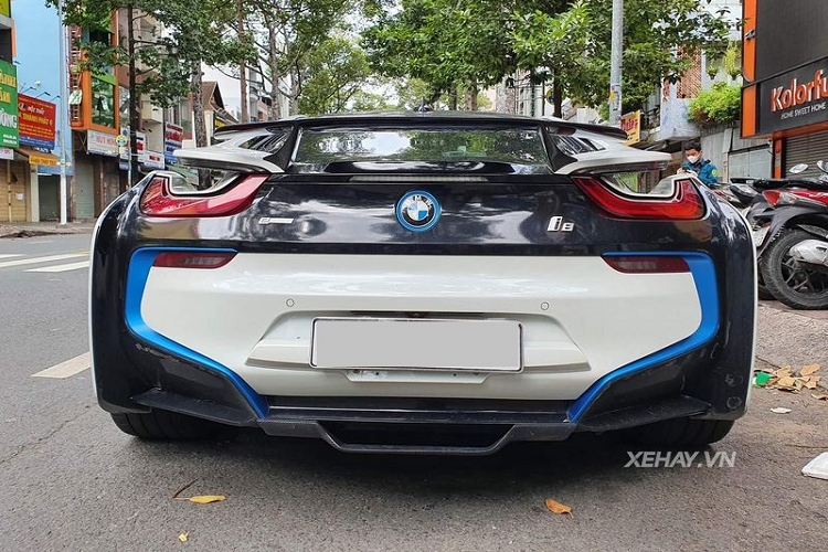 Trước đó, chiếc BMW i8 này từng được dán decal màu cam tươi sáng vô cùng nổi bật nhưng hiện tại xe đã được trở về với lớp áo nguyên bản. Dù không còn ở thời kỳ hoàng kim, nhưng có thể thấy thiết kế của BMW i8 vẫn rất cuốn hút.