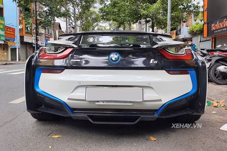Trước đó, chiếc BMW i8 này từng được dán decal màu cam tươi sáng vô cùng nổi bật nhưng hiện tại xe đã được trở về với lớp áo nguyên bản. Dù không còn ở thời kỳ hoàng kim, nhưng có thể thấy thiết kế của BMW i8 vẫn rất cuốn hút.