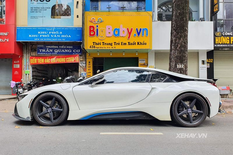 Hầu hết, những chiếc BMW i8 tại Việt Nam đều có ngoại thất nguyên bản nhưng cũng có một số chiếc được độ thêm để cá tính và mới mẻ hơn.