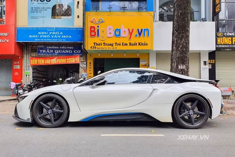 Hầu hết, những chiếc BMW i8 tại Việt Nam đều có ngoại thất nguyên bản nhưng cũng có một số chiếc được độ thêm để cá tính và mới mẻ hơn.