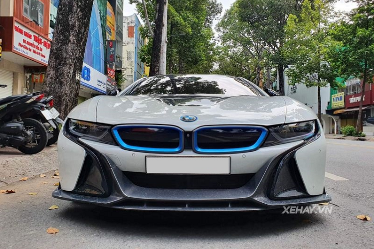 Vì vậy, cũng khá nhiều người chọn mua BMW i8 để có thể trải nghiệm cảm giác sở hữu siêu xe mà không tốn quá nhiều tiền. Trên thị trường xe cũ, BMW i8 có giá chỉ khoảng 3 - 4 tỷ đồng tùy theo tình trạng xe.