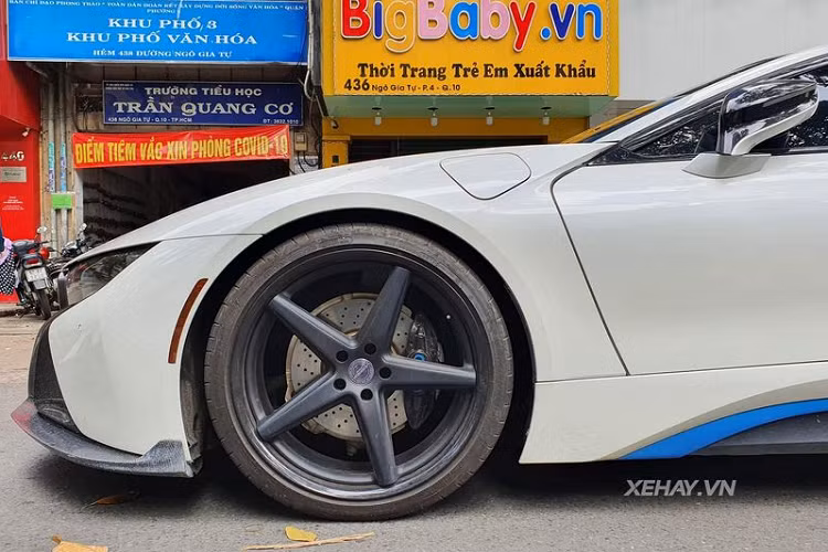 "Trái tim" của BMW i8 độ carbon này là khối động cơ xăng 1.5L kết hợp mô-tơ điện cho tổng công suất 362 mã lực và mô-men xoắn cực đại 570Nm, siêu xe hybrid có thể tăng tốc từ 0 - 100 km/h trong 4,4 giây.
