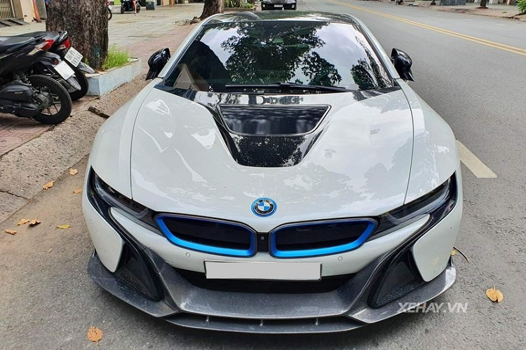 Chiếc trong bài thuộc số ít đó, xe đã được nâng cấp với bodykit carbon Darwin PRO BZK Carbon Fiber Aero trị giá 10.000 USD (khoảng 231 triệu đồng), cản trước sợi carbon góc cạnh giá 2.300 USD (53 triệu đồng) và ốp sườn mới có giá tới 3.100 USD (72 triệu đồng).