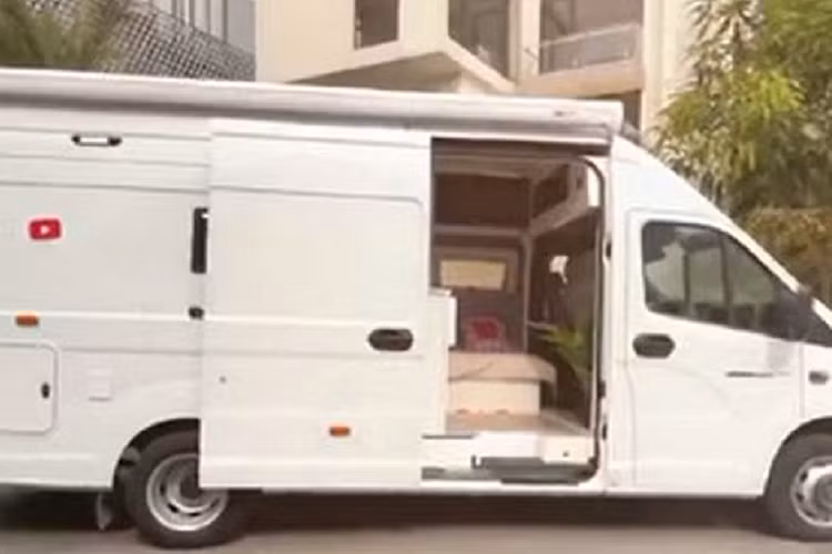 Với chi phí độ lại lên tới 1,5 tỷ đồng, nội thất của chiếc Gaz Gazelle Next của Ngọc Trinh đã được làm lại hoàn toàn với một chiếc giường rất lớn, đệm dày êm ái và thoải mái, tích hợp tủ đựng đồ trên đầu giường.