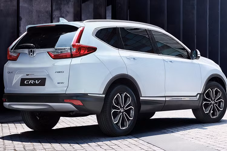 Chiếc SUV được trang bị mâm hợp kim 18 inch họa tiết cánh hoa quen thuộc, kính tối màu trên bản SE và Elegance. Ở bên trong, các chi tiết trang trí màu bạc xuất hiện và sạc điện thoại không dây xuất hiện trên bản EX.