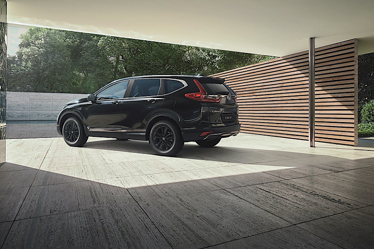 Ngoài động cơ hybrid, CR-V 2021 tại châu Âu còn được bổ sung phiên bản thể thao Sport Line. Phiên bản này có trên bản động cơ xăng và hybrid. Honda CR-V Sport Line 2021 mới có màu sơn đen ngoại thất, đi kèm bộ mâm họa tiết mới và cũng được sơn đen.