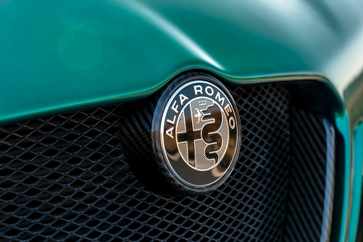 Ở trong, khoang lái của cả hai mẫu xe Giulia GTA và GTAm đều có được bảng táp-lô, ốp cửa, trụ A, trụ B cùng ghế ngồi bọc vật liệu Alcantara siêu nhẹ. Phiên bản GTAm được lược bỏ hàng ghế sau, để lại hai ghế trước để có vị trí để mũ bảo hiểm và bình chữa cháy.