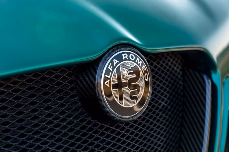 Ở trong, khoang lái của cả hai mẫu xe Giulia GTA và GTAm đều có được bảng táp-lô, ốp cửa, trụ A, trụ B cùng ghế ngồi bọc vật liệu Alcantara siêu nhẹ. Phiên bản GTAm được lược bỏ hàng ghế sau, để lại hai ghế trước để có vị trí để mũ bảo hiểm và bình chữa cháy.