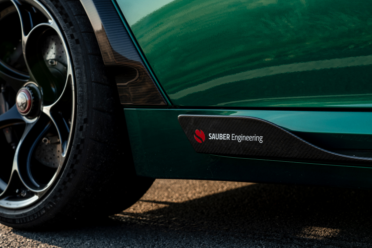 Đa phần các chi tiết ở ngoại thất đều được làm bằng sợi carbon nhằm giúp xe giảm tối đa trọng lượng. Xe được trang bị bộ mâm kích thước 20 inch được làm bằng hợp kim nhẹ để giảm tối đa trọng lượng không treo, mang đến cảm giác lái nhanh nhẹn và chính xác hơn.