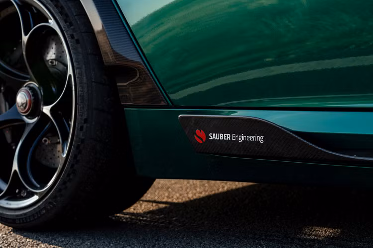 Đa phần các chi tiết ở ngoại thất đều được làm bằng sợi carbon nhằm giúp xe giảm tối đa trọng lượng. Xe được trang bị bộ mâm kích thước 20 inch được làm bằng hợp kim nhẹ để giảm tối đa trọng lượng không treo, mang đến cảm giác lái nhanh nhẹn và chính xác hơn.