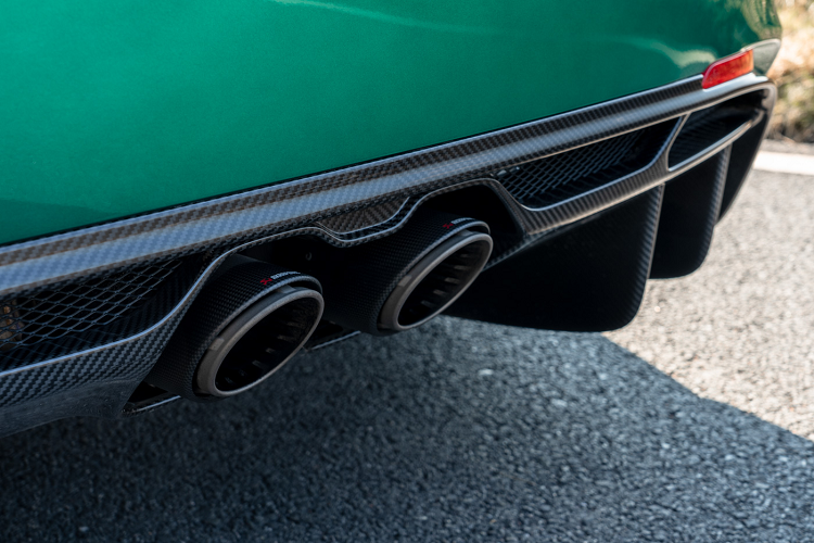 Alfa Romeo Giulia GTAmn 2021 mới cũng có thêm khung chống lật, đai an toàn sáu điểm Sabelt trong khi ốp cửa được loại bỏ, thay vào đó là cửa bằng sợi carbon, lẫy mở cửa được thay bằng dây kéo. Cuối cùng, cả hai mẫu xe hiệu năng cao đều có kính hai bên, kính sau được làm bằng vật liệu Lexan.