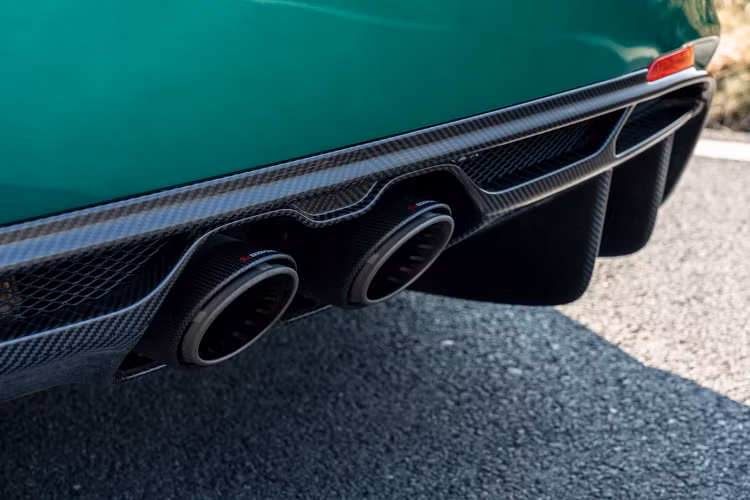 Alfa Romeo Giulia GTAmn 2021 mới cũng có thêm khung chống lật, đai an toàn sáu điểm Sabelt trong khi ốp cửa được loại bỏ, thay vào đó là cửa bằng sợi carbon, lẫy mở cửa được thay bằng dây kéo. Cuối cùng, cả hai mẫu xe hiệu năng cao đều có kính hai bên, kính sau được làm bằng vật liệu Lexan.