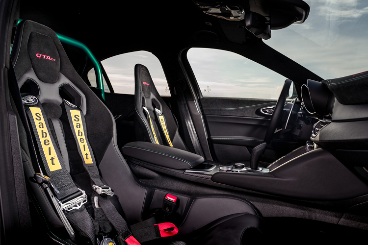 Ngoài việc được cắt giảm trọng lượng, Alfa Romeo còn mang đến cho Giulia GTA bản nâng cấp của động cơ tăng áp kép, dung tích 2.9 lít với công suất 533 mã lực, thay vì công suất 505 mã lực như Giulia Quadrifoglio. Với sức mạnh này, chiếc sedan hiệu năng cao sẽ có được khối động cơ có tỉ số công suất / dung tích với 187 mã lực/lít. Nhờ đó, mẫu xe này chỉ tốn 3,6 giây để tăng tốc từ vị trí đứng yên lên 100 km/h.