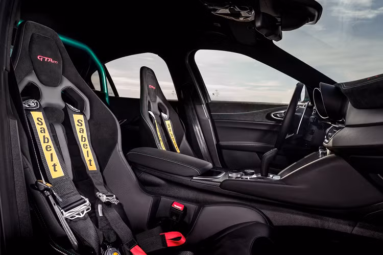 Ngoài việc được cắt giảm trọng lượng, Alfa Romeo còn mang đến cho Giulia GTA bản nâng cấp của động cơ tăng áp kép, dung tích 2.9 lít với công suất 533 mã lực, thay vì công suất 505 mã lực như Giulia Quadrifoglio. Với sức mạnh này, chiếc sedan hiệu năng cao sẽ có được khối động cơ có tỉ số công suất / dung tích với 187 mã lực/lít. Nhờ đó, mẫu xe này chỉ tốn 3,6 giây để tăng tốc từ vị trí đứng yên lên 100 km/h.