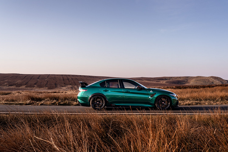 Ở Alfa Romeo Giulia GTA 2021 mới, xe nhẹ hơn 100 kg so với biến thể Quadrifoglio. Ở phiên bản GTAm, Giulia sẽ chỉ còn hai chỗ ngồi, được trang bị đai an toàn sáu điểm cùng khung chống lật tích hợp nhưng Alfa vẫn sẽ đảm bảo chiếc xe này hợp pháp trên đường phố.