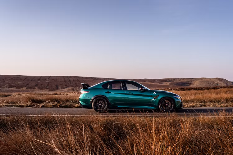 Ở Alfa Romeo Giulia GTA 2021 mới, xe nhẹ hơn 100 kg so với biến thể Quadrifoglio. Ở phiên bản GTAm, Giulia sẽ chỉ còn hai chỗ ngồi, được trang bị đai an toàn sáu điểm cùng khung chống lật tích hợp nhưng Alfa vẫn sẽ đảm bảo chiếc xe này hợp pháp trên đường phố.