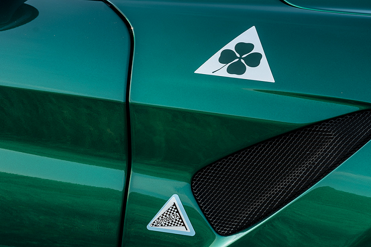 Để tăng tính ổn định, Alfa Romeo đã nâng bề rộng vệt bánh xe phía sau thêm 50 mm và 25 mm ở vệt bánh phía trước. Xe được trang bị kèm hệ thống xả titan Akrapovič với đầu xả kép được đặt ở giữa phần cản sau.