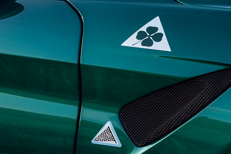 Để tăng tính ổn định, Alfa Romeo đã nâng bề rộng vệt bánh xe phía sau thêm 50 mm và 25 mm ở vệt bánh phía trước. Xe được trang bị kèm hệ thống xả titan Akrapovič với đầu xả kép được đặt ở giữa phần cản sau.