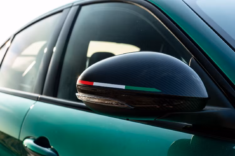 Được phát triển cùng Sauber Engineering của đội đua Công thức 1 Alfa Romeo, ngoại thất của GTA và GTAm có được nhiều thiết kế khí động học tăng cường. Ở phía trước, bộ chia gió được làm bằng sợi carbon với khả năng điều chỉnh độ dài lên đến 40 mm để cân bằng với bộ cánh gió lớn phía sau, cũng có thể được điều chỉnh thủ công bốn vị trí.