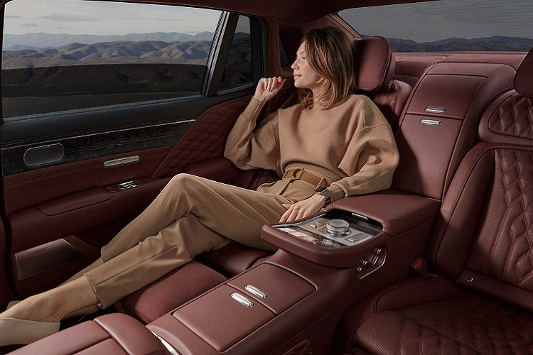 Genesis G90 sẽ sử dụng hệ thống âm thanh Bang &amp; Olufsen 23 loa kết hợp pop-up tweeter. Mẫu xe cũng sẽ có hai cửa sổ trời toàn cảnh, có đèn nội thất mood lamp có thể được điều khiển riêng. G90 là chiếc Genesis đầu tiên được trang bị hệ thống hương thơm cao cấp.