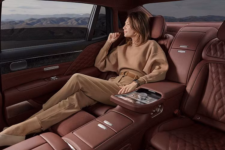 Genesis G90 sẽ sử dụng hệ thống âm thanh Bang &amp; Olufsen 23 loa kết hợp pop-up tweeter. Mẫu xe cũng sẽ có hai cửa sổ trời toàn cảnh, có đèn nội thất mood lamp có thể được điều khiển riêng. G90 là chiếc Genesis đầu tiên được trang bị hệ thống hương thơm cao cấp.